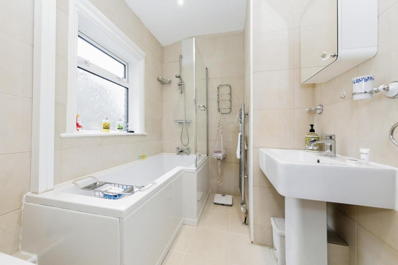 Your Chic 3Br Home Comfort And Style In 런던 외부 사진