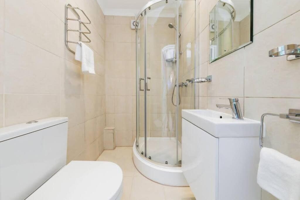 Your Chic 3Br Home Comfort And Style In 런던 외부 사진
