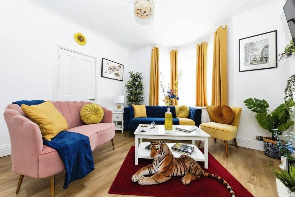 Your Chic 3Br Home Comfort And Style In 런던 외부 사진